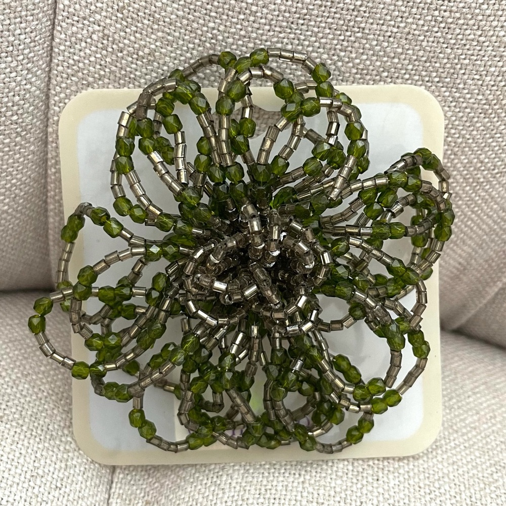 💚 New Windsor green beads beaded ceremony flower floral brooch Lapel pin